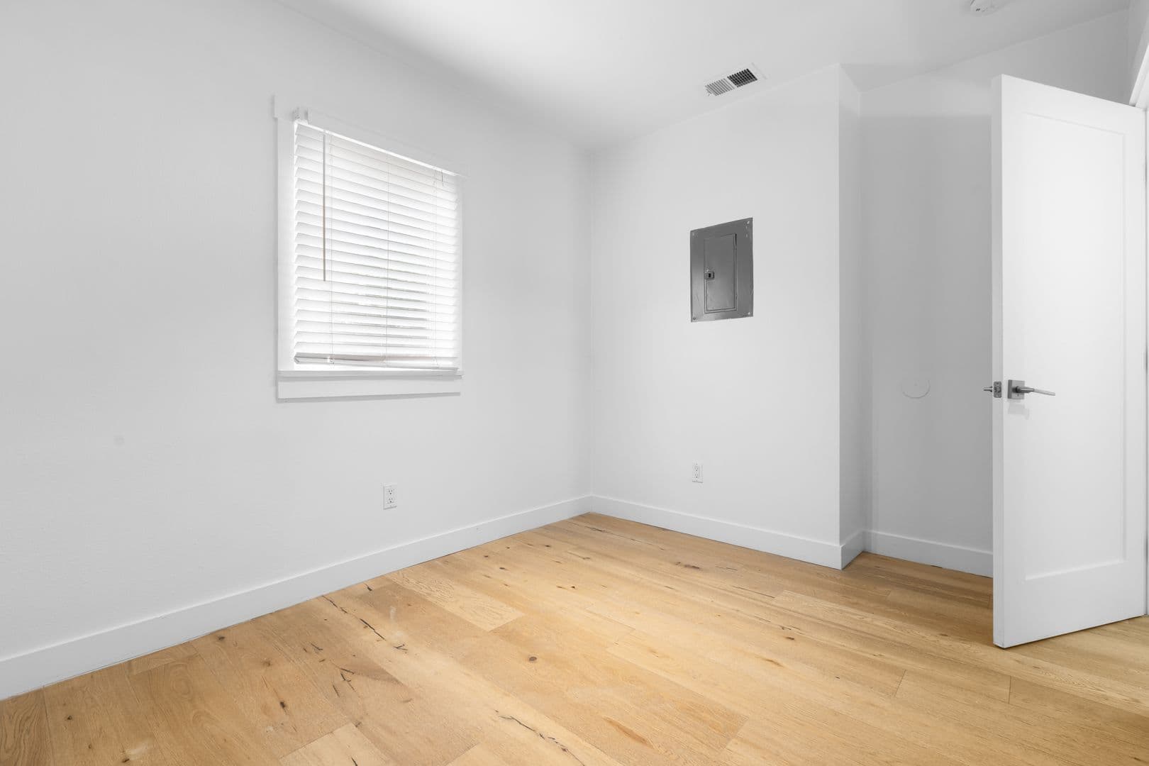 Los Angeles Condo: 360 Parkman Ave.
