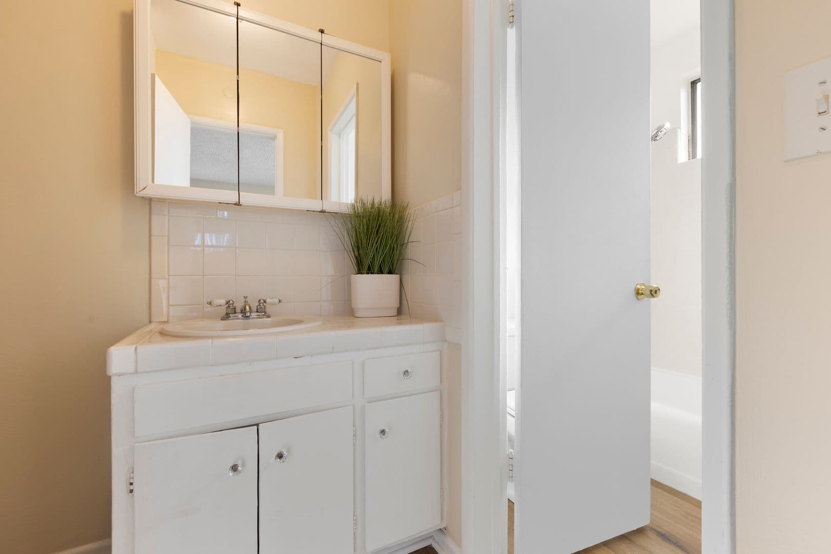 North Hollywood Apartment: 5105 Bakman Ave. #18