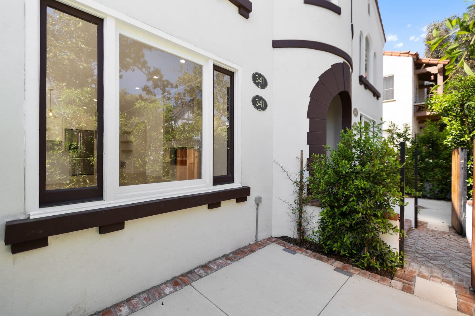 Los Angeles Condo: 341 N Genesee Ave