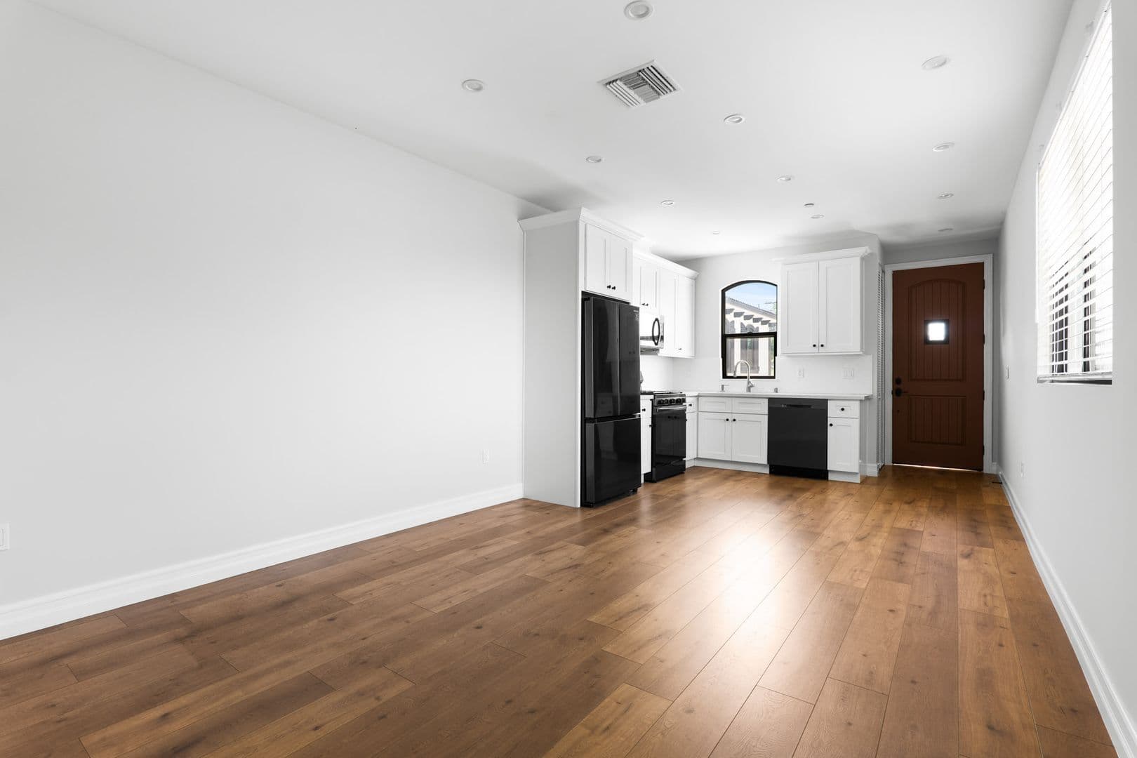 Burbank Apartment: 216 N Orchard Dr.