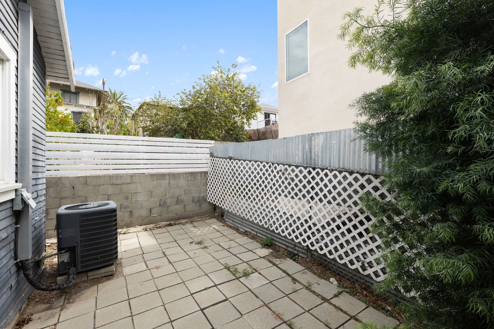 Los Angeles Condo: 360 Parkman Ave.