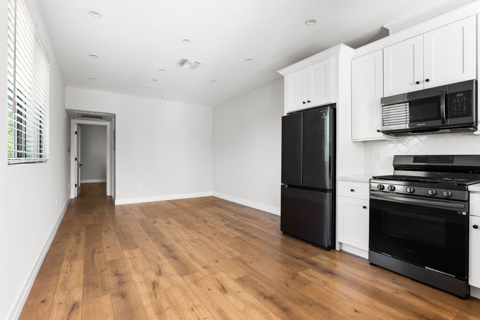Burbank Apartment: 216 N Orchard Dr.