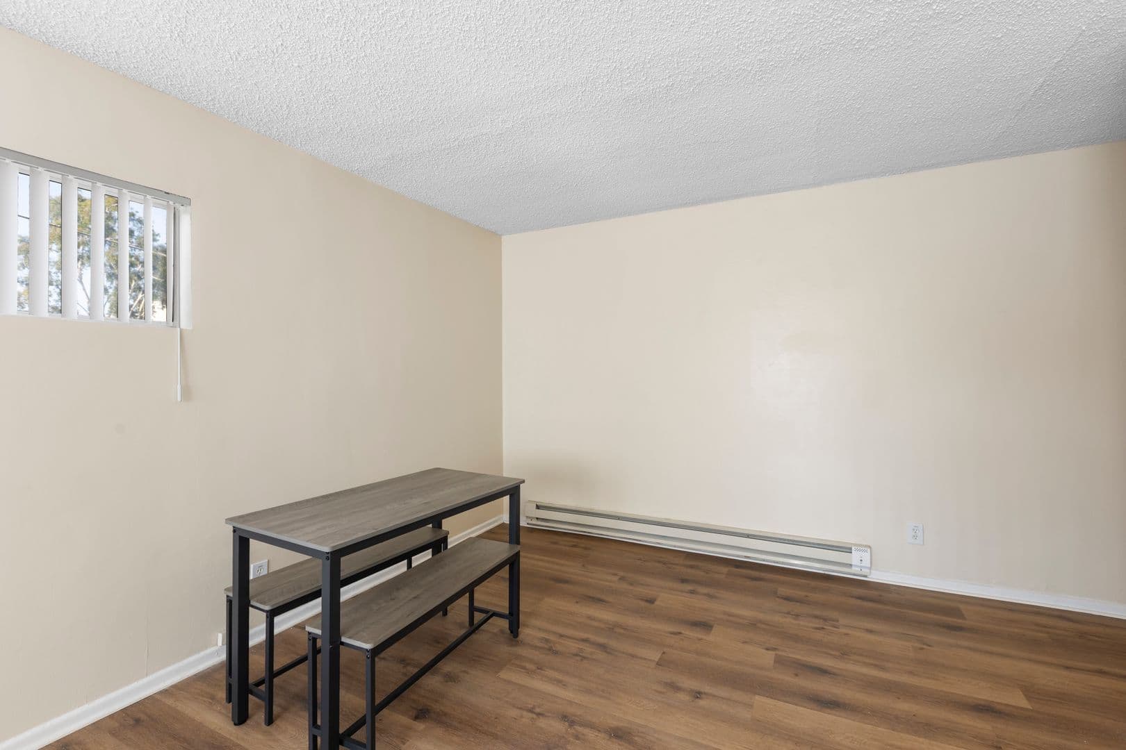 North Hollywood Apartment: 5105 Bakman Ave. #18