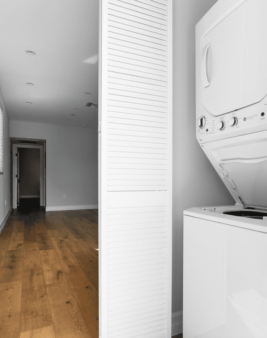 Burbank Apartment: 216 N Orchard Dr.