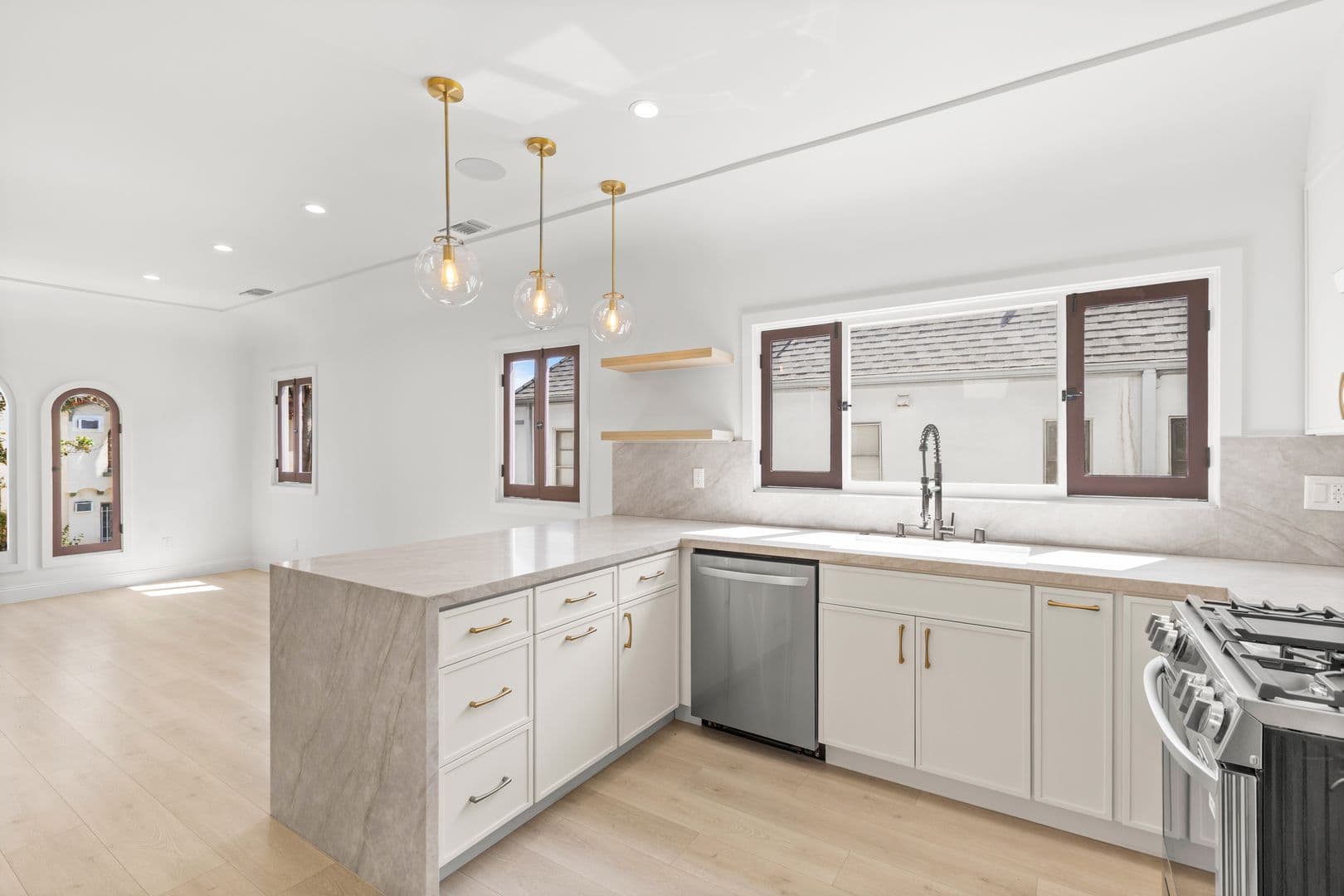 Los Angeles Condo: 341 N Genesee Ave