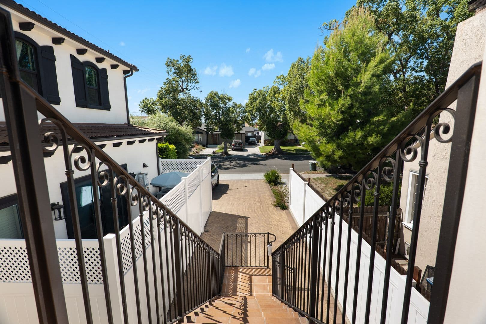 Burbank Apartment: 216 N Orchard Dr.