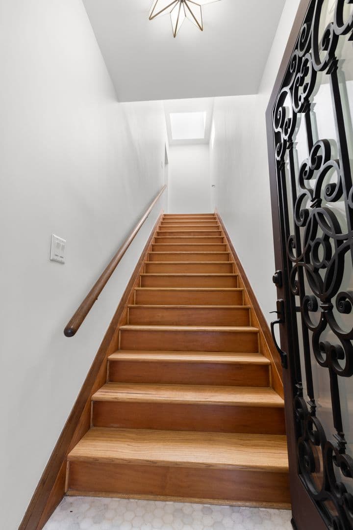 Los Angeles Condo: 341 N Genesee Ave