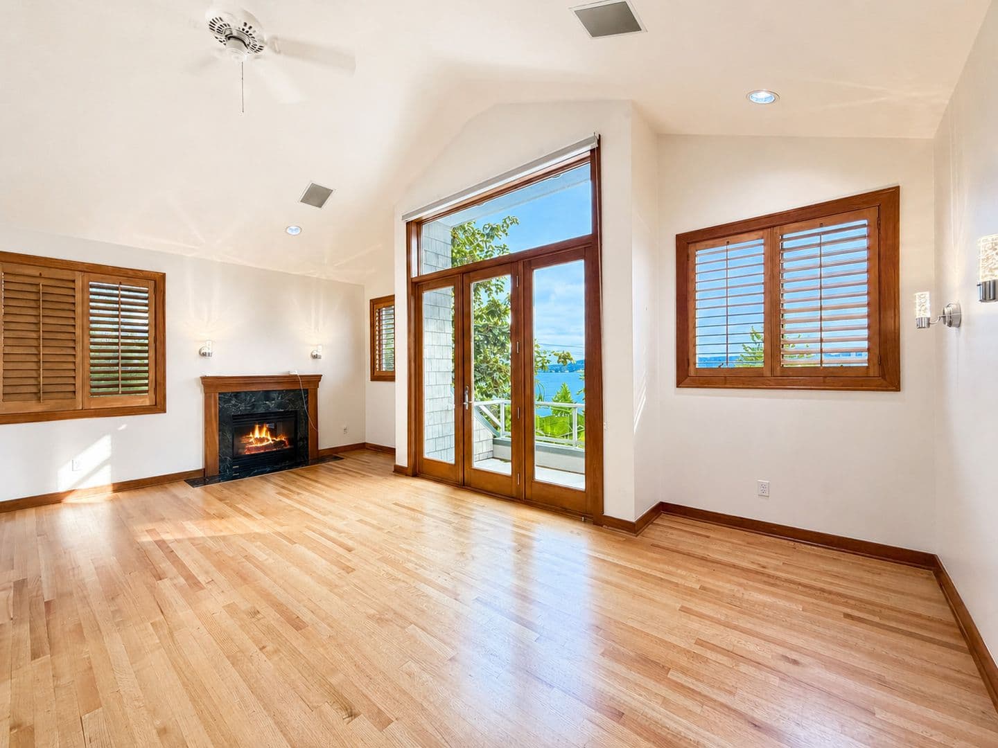 Mercer Island House: 7275 N Mercer Way