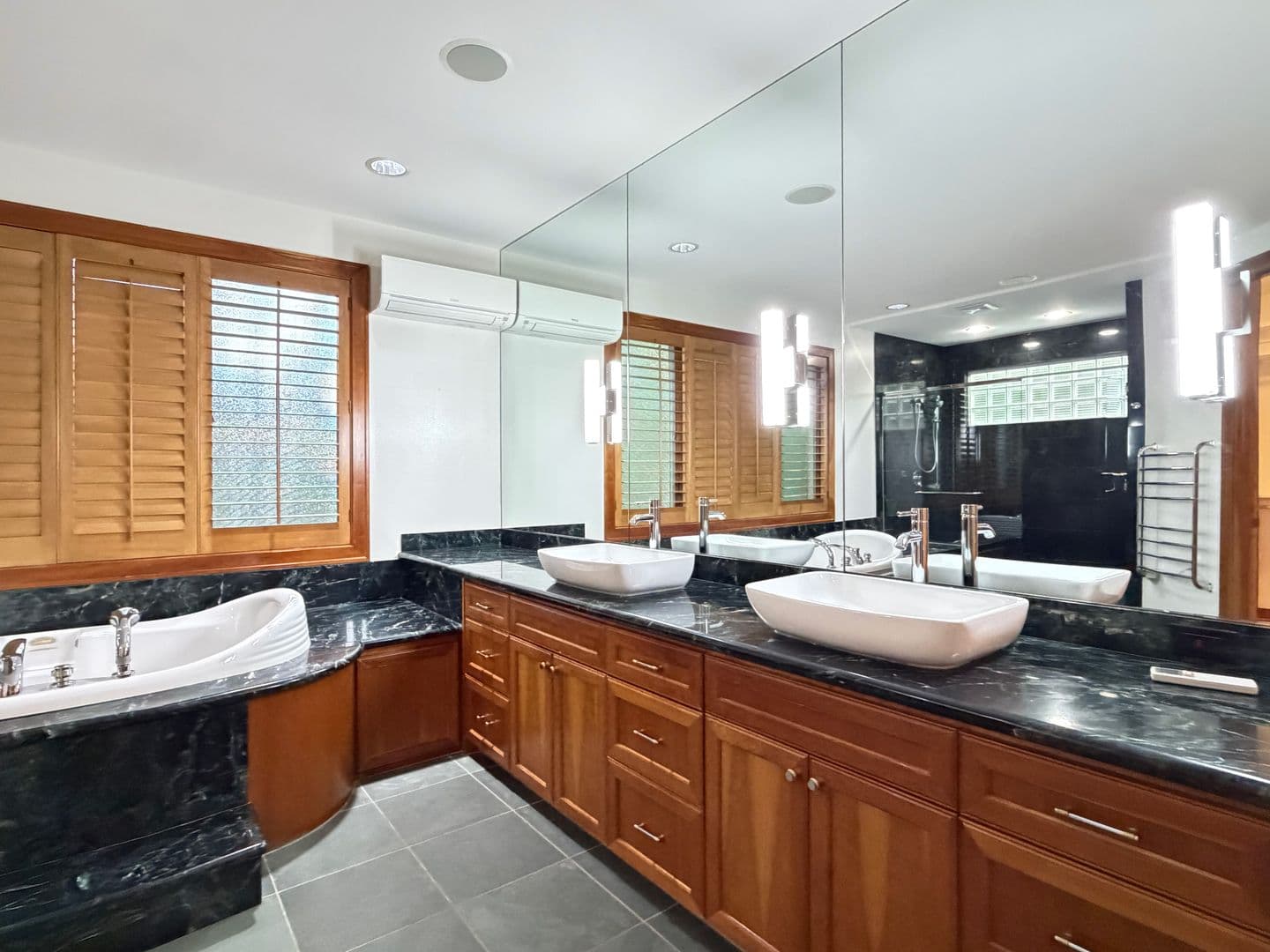 Mercer Island House: 7275 N Mercer Way