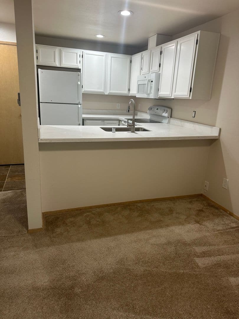 Kirkland Apartment: 10915 NE 128th St