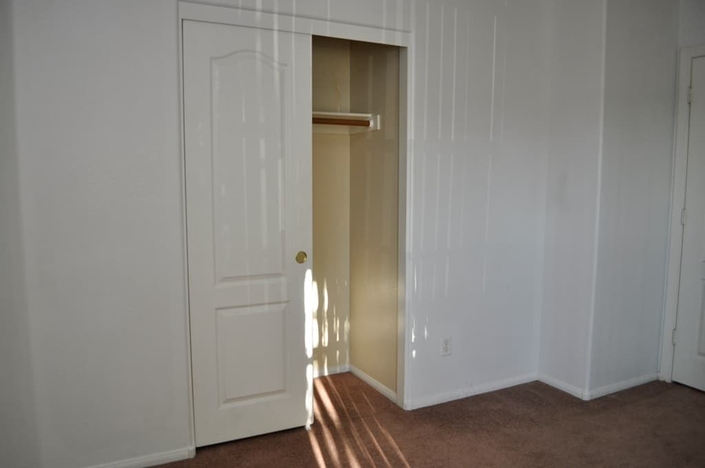 Henderson House: 452 Groft Way