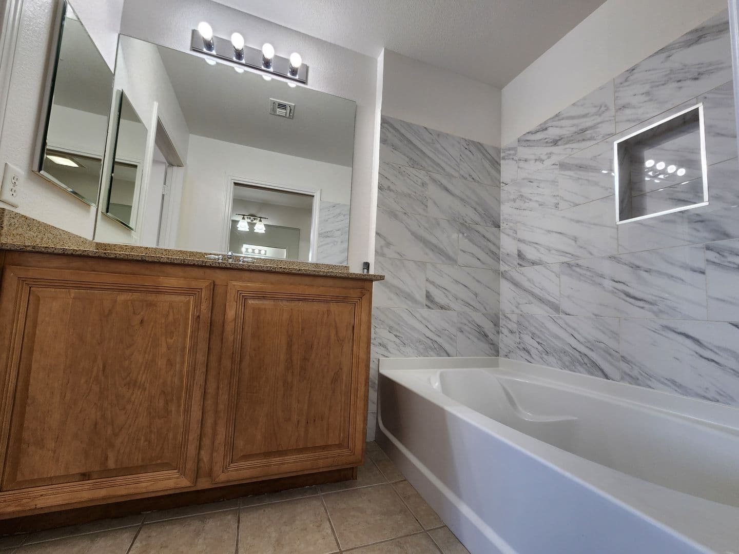 Las Vegas House: 35 E Agate Ave #507
