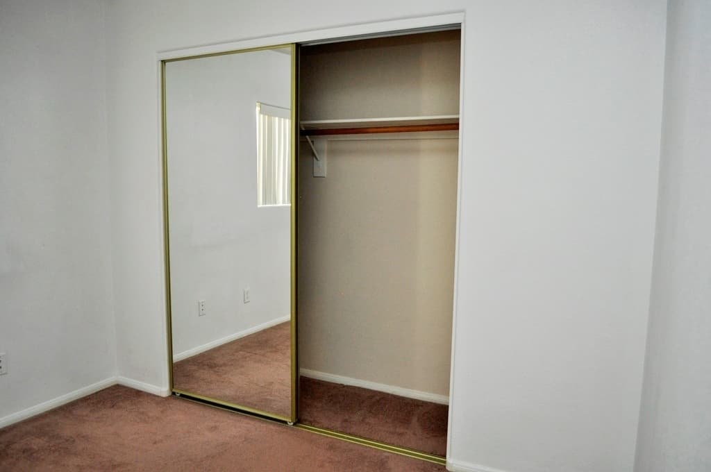Henderson House: 452 Groft Way