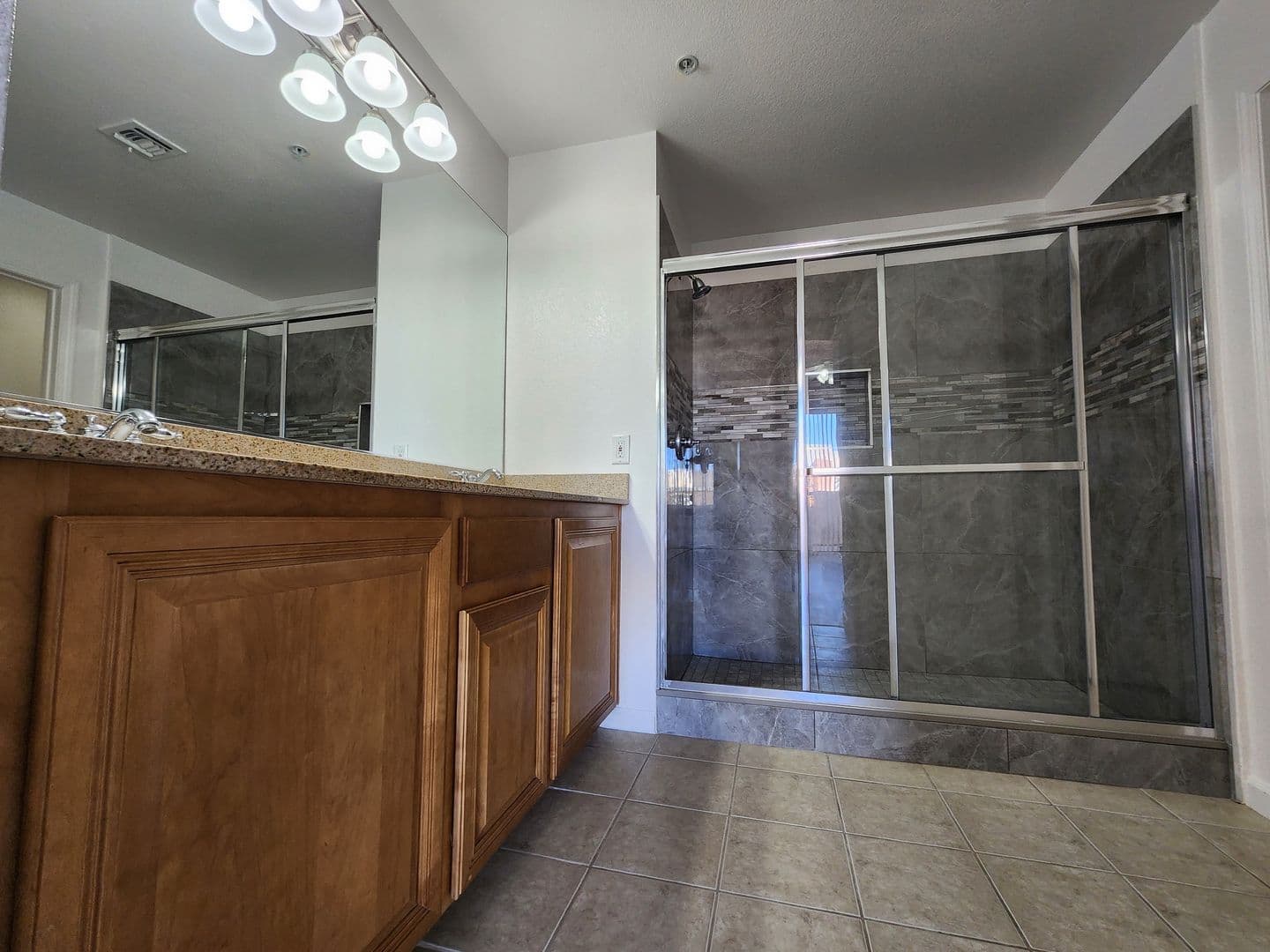 Las Vegas House: 35 E Agate Ave #507