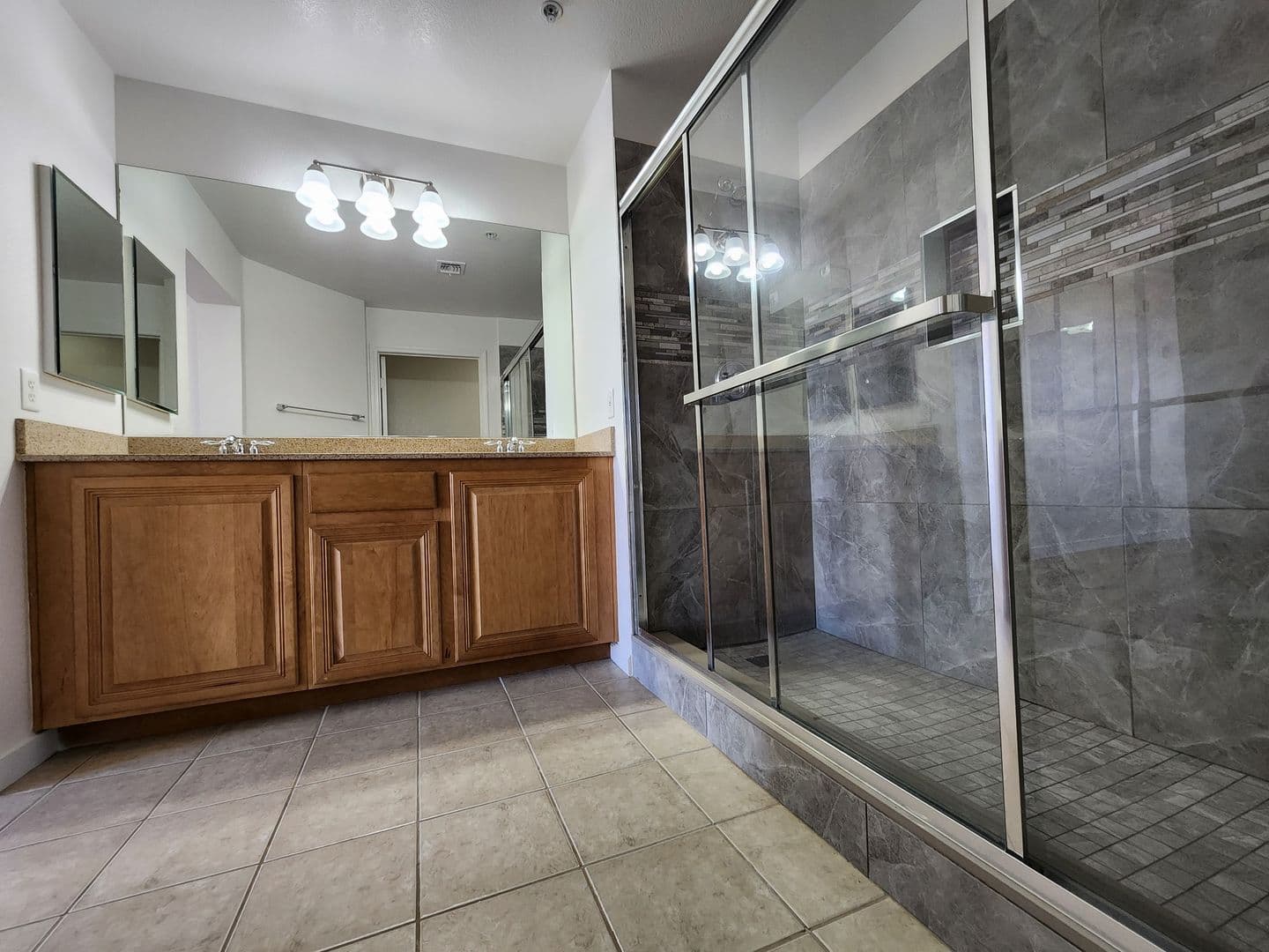 Las Vegas House: 35 E Agate Ave #507