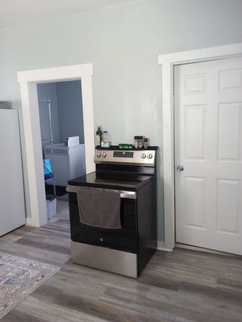 Marinette Apartment: 1344 Oakes St