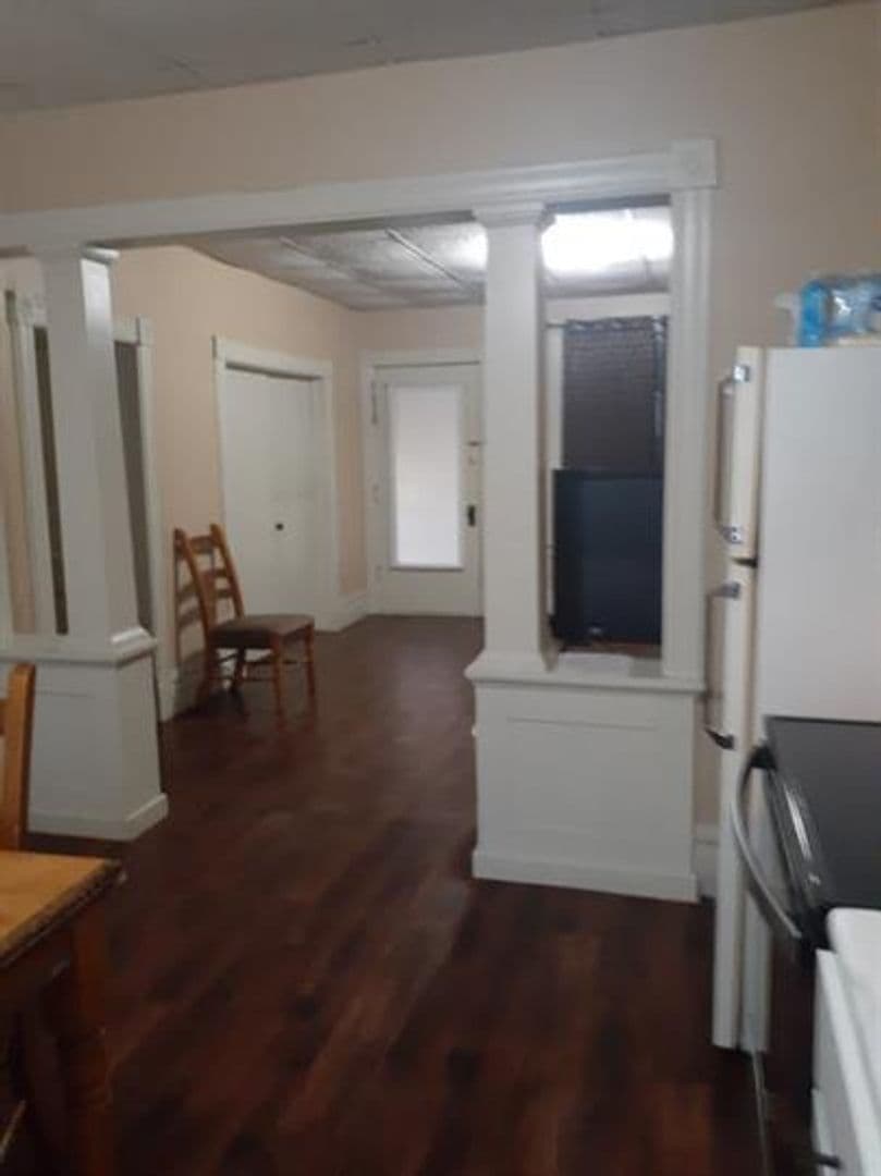 Marinette Apartment: 1007 Main St