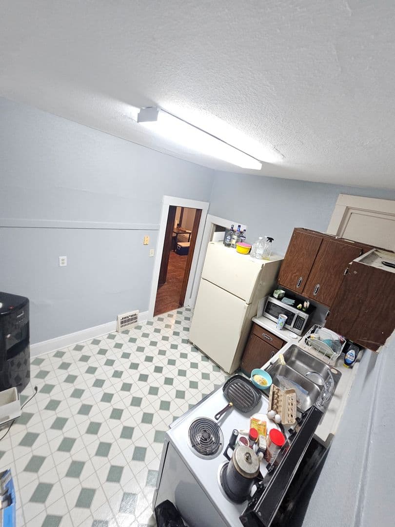 Marinette Apartment: 1372 Merryman St