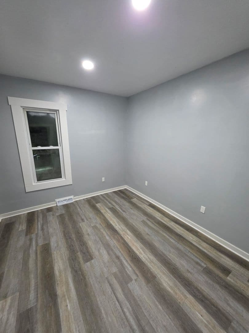 Marinette Apartment: 1344 Oakes St