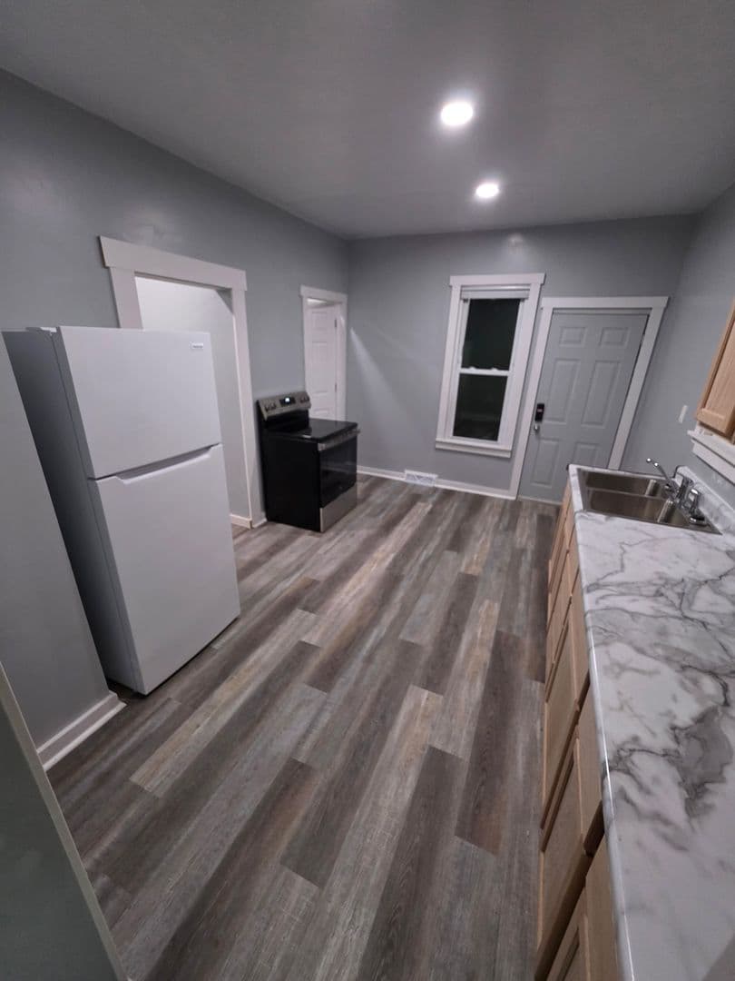 Marinette Apartment: 1344 Oakes St