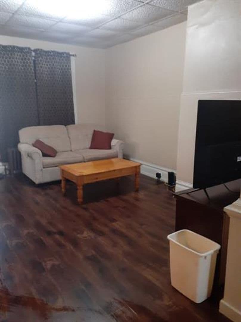 Marinette Apartment: 1007 Main St