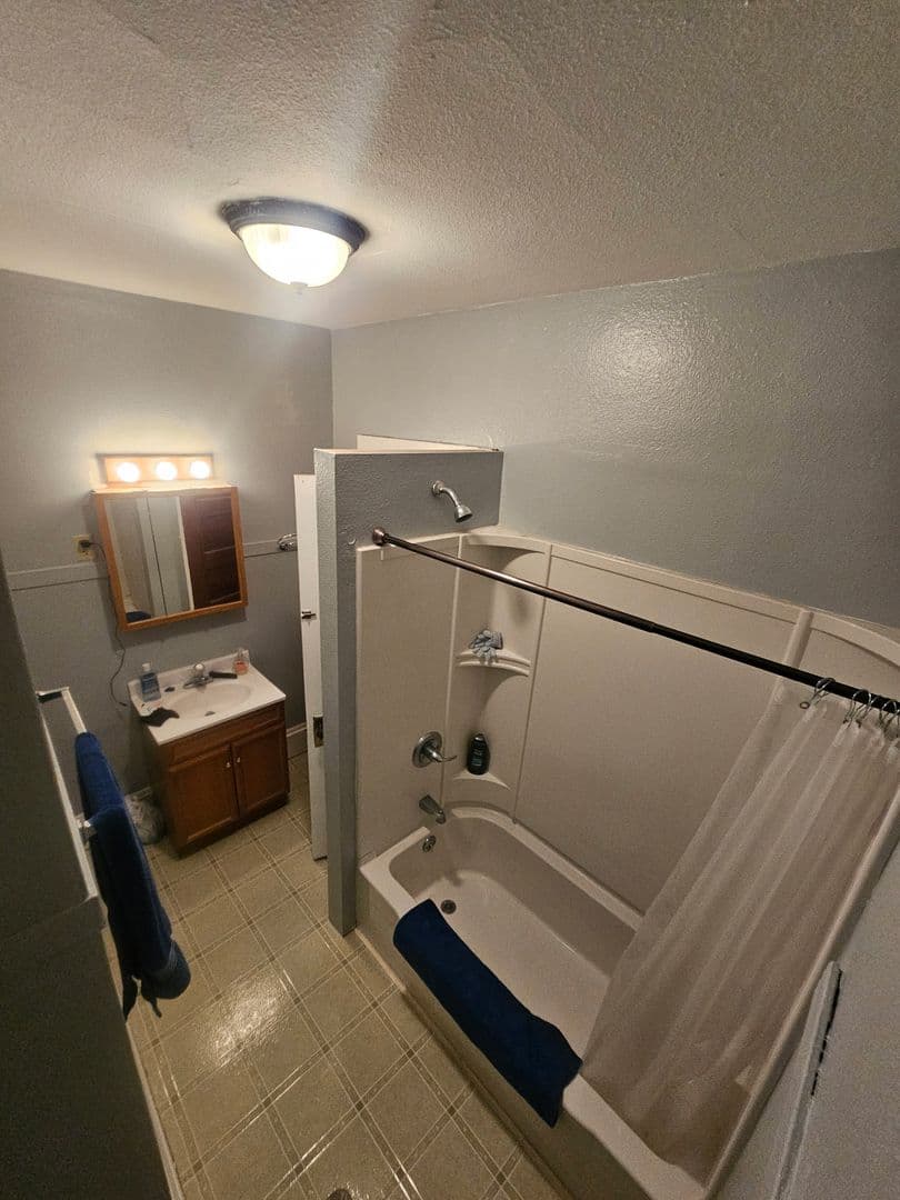 Marinette Apartment: 1372 Merryman St
