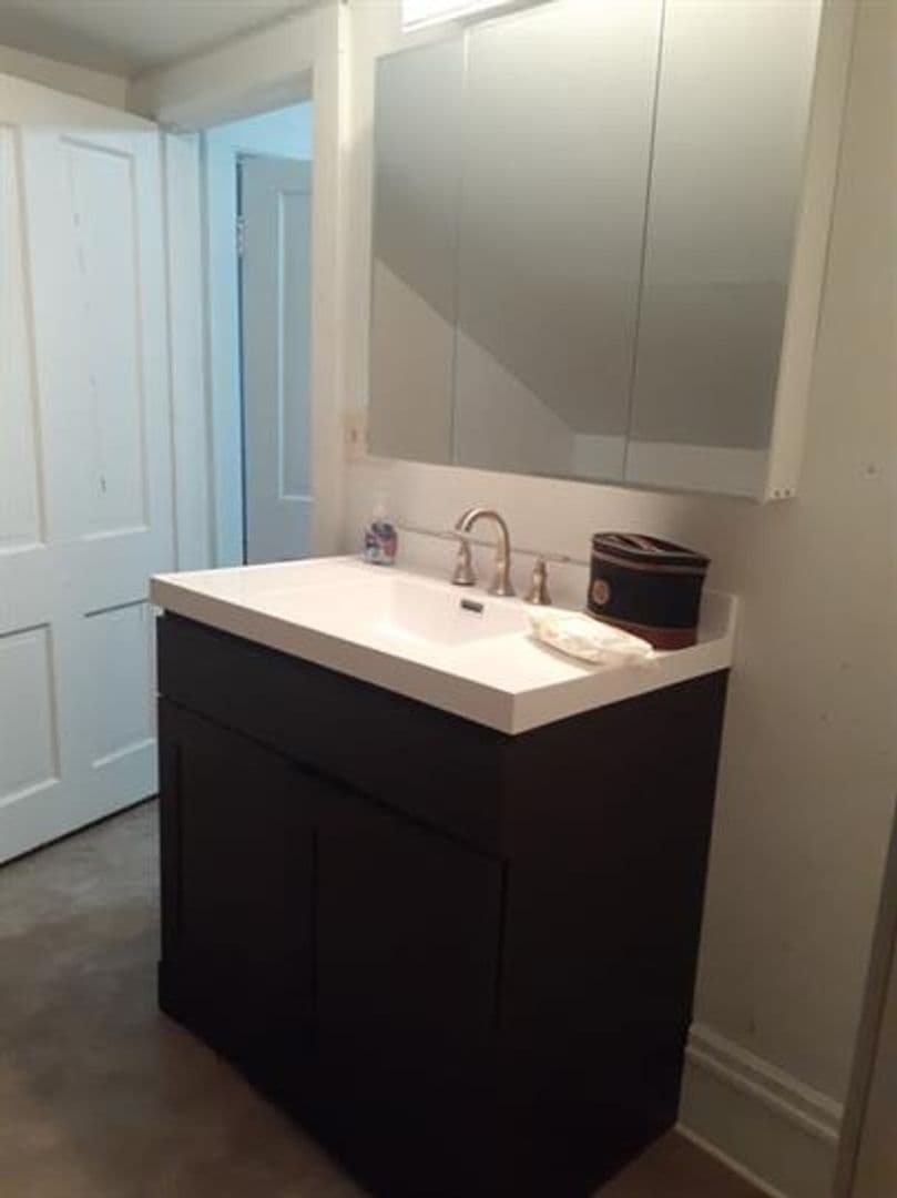 Marinette Apartment: 1007 Main St