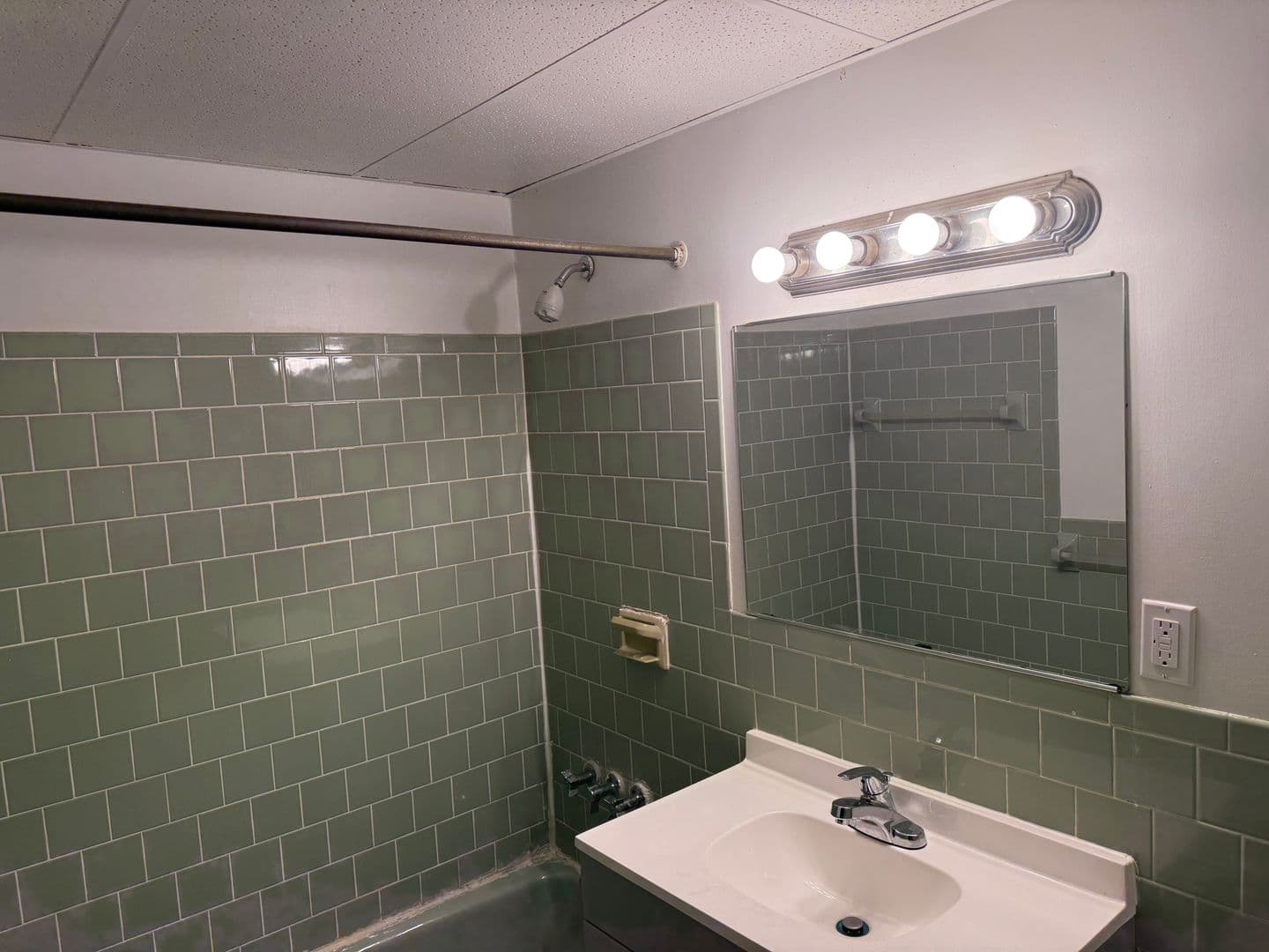 Framingham Apartment: 258 Union Avenue