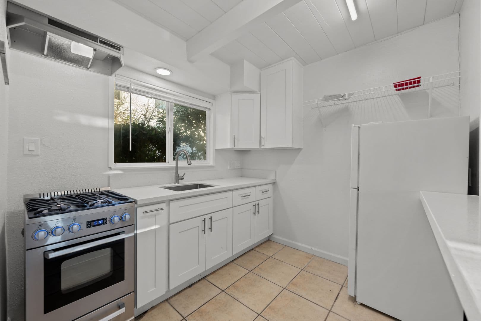 San Diego Apartment: 3917 Haines St