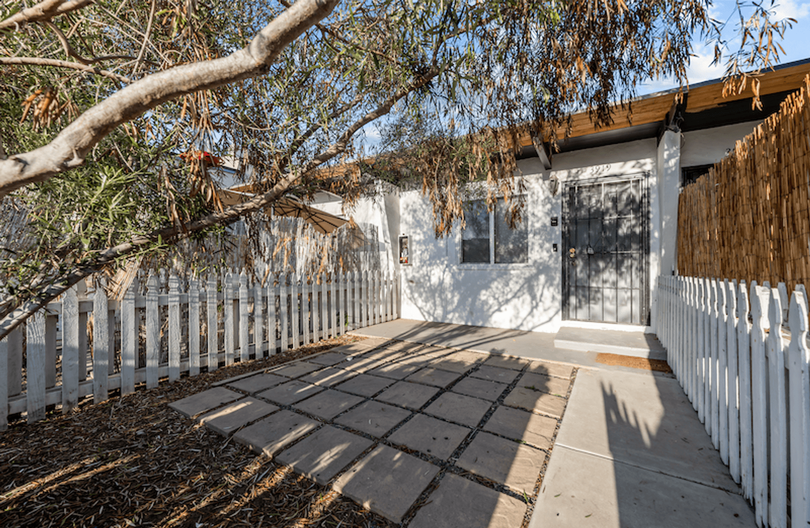 San Diego Apartment: 3917 Haines St