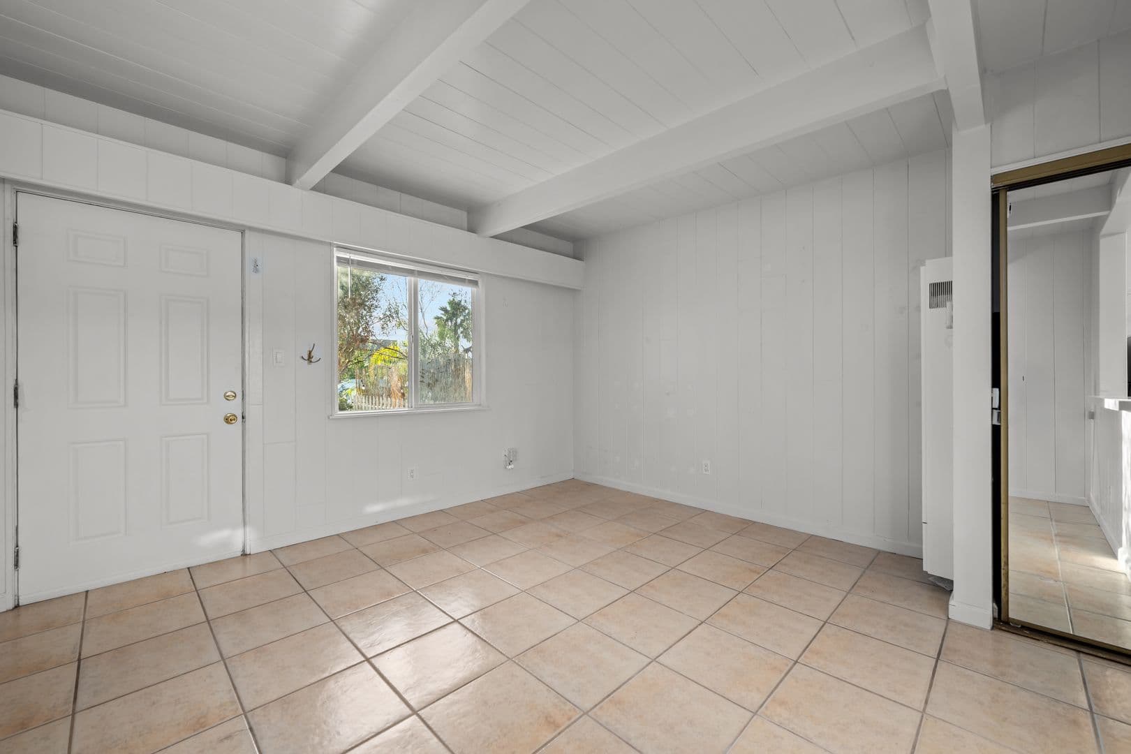 San Diego Apartment: 3917 Haines St