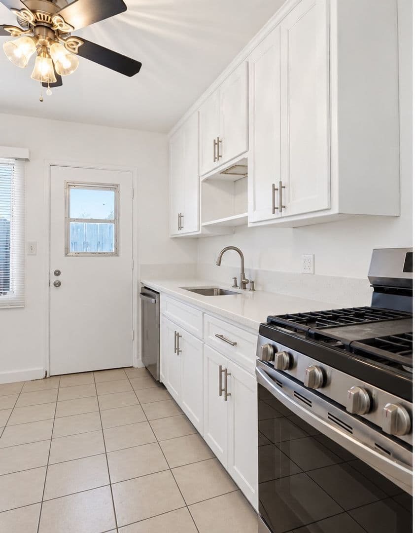 San Diego Apartment: 4474 Hamilton St