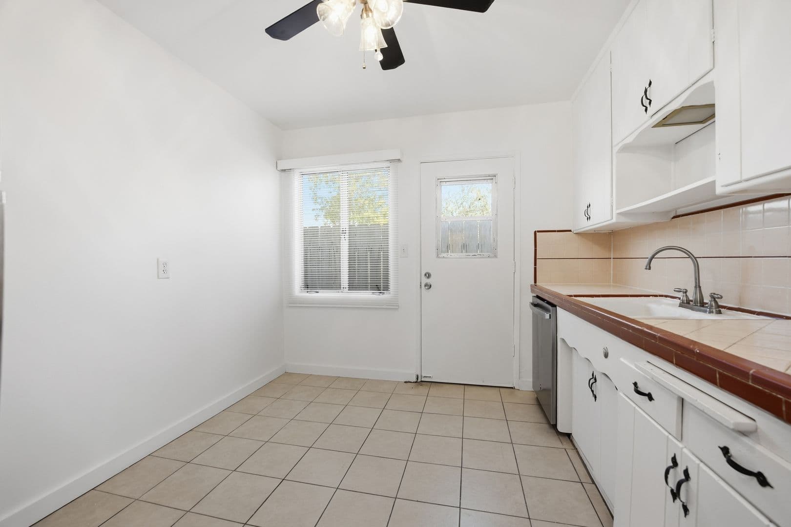 San Diego Apartment: 4474 Hamilton St