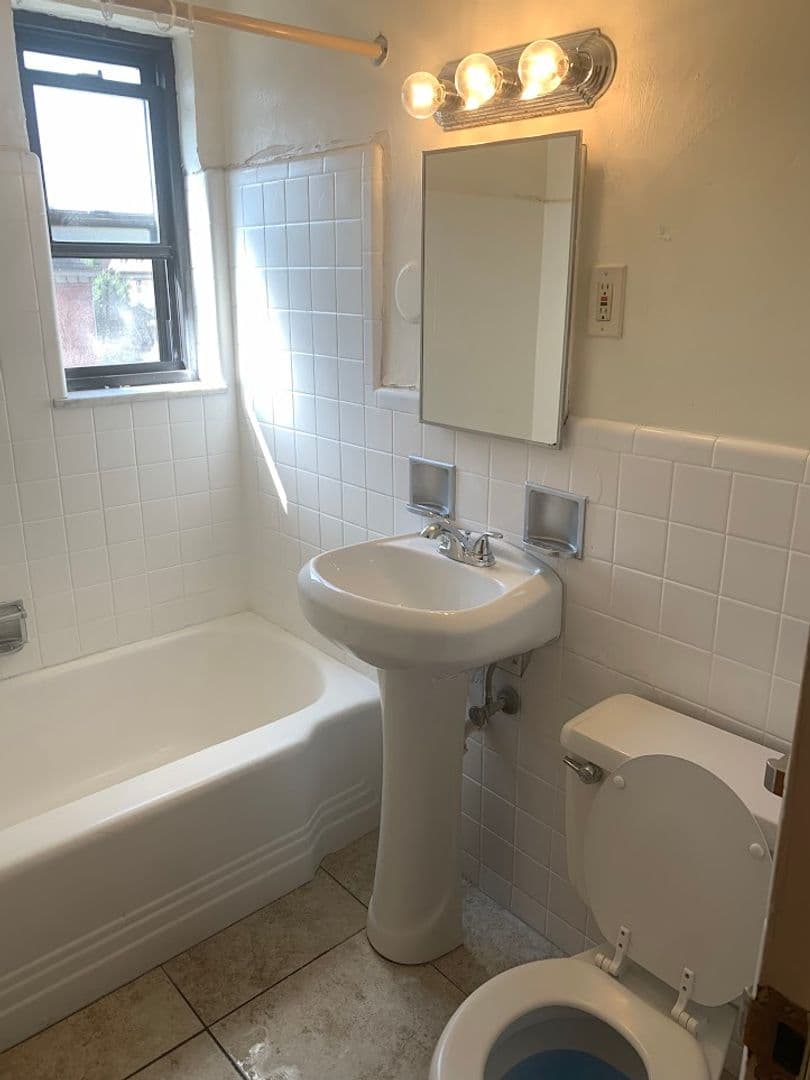 Pittsburgh Apartment: 819 College Avenue