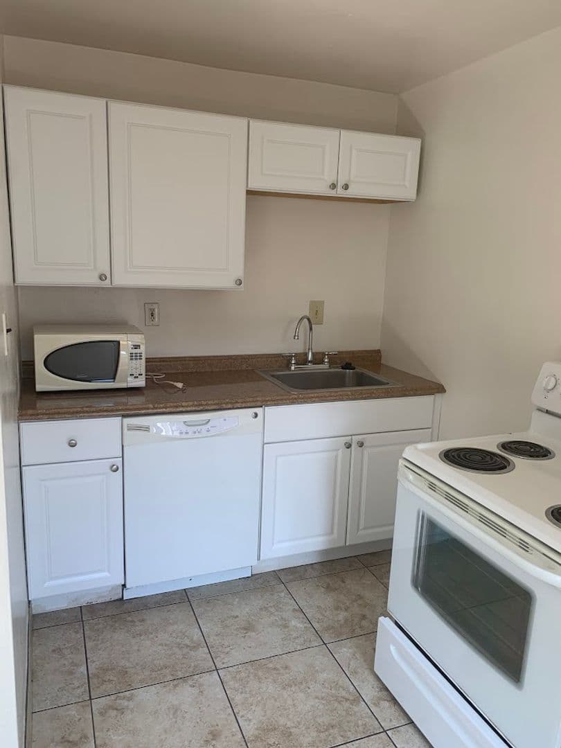 Pittsburgh Apartment: 819 College Avenue