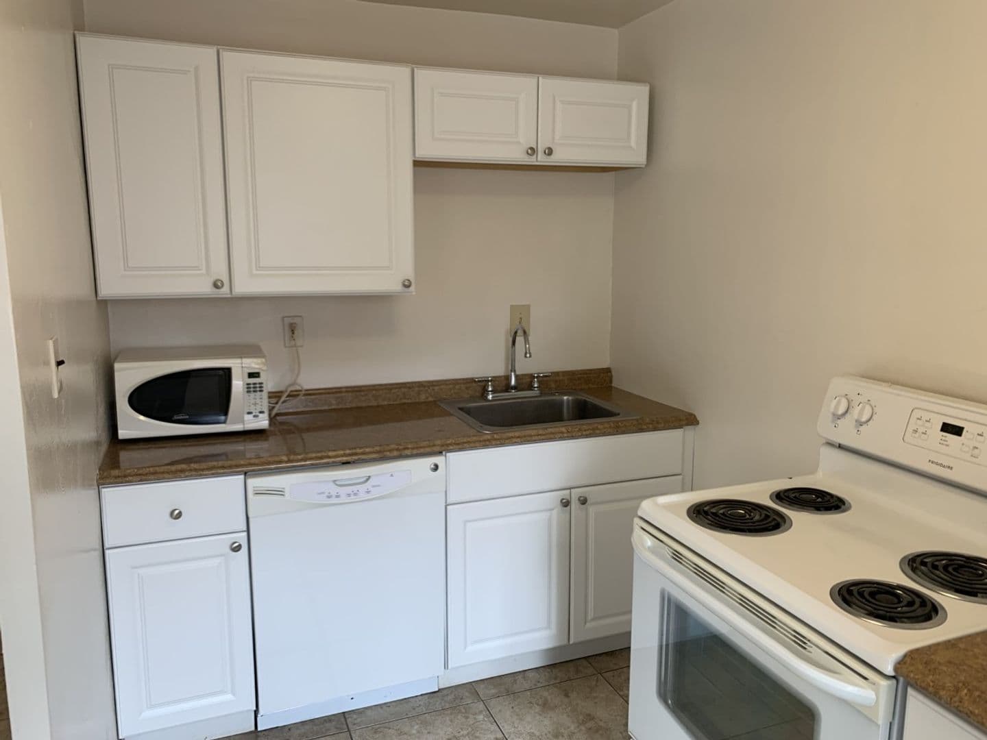 Pittsburgh Apartment: 819 College Avenue
