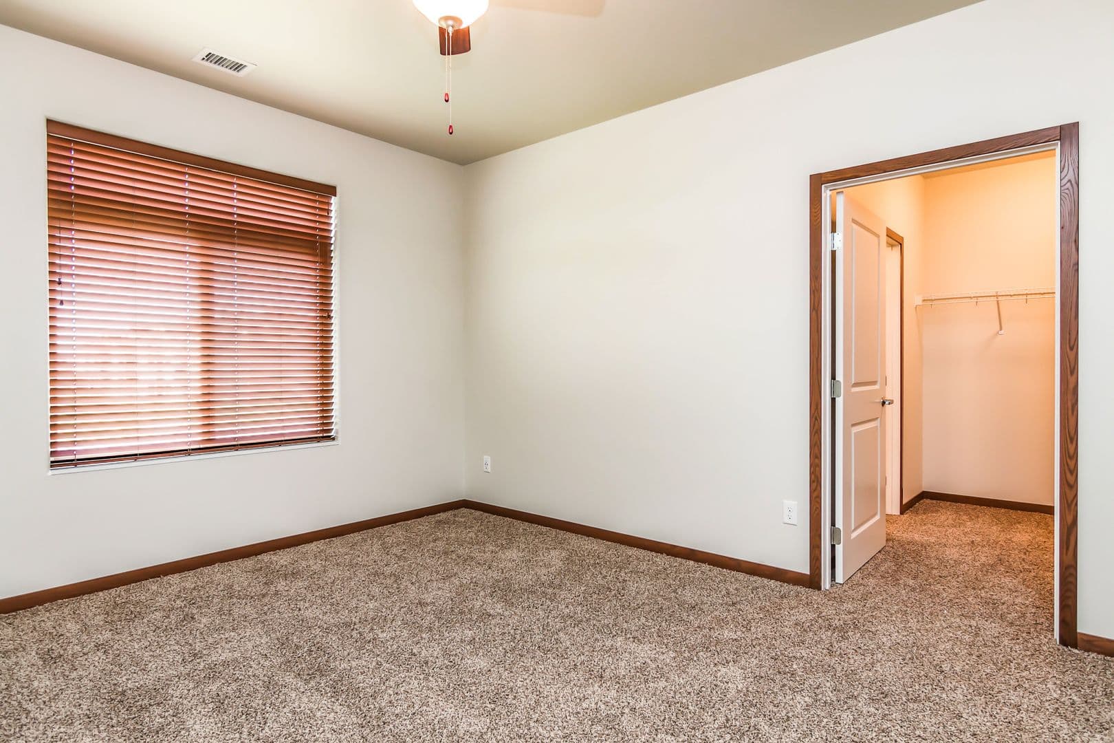 Fargo Apartment: 4400/ 4420 Calico Dr S