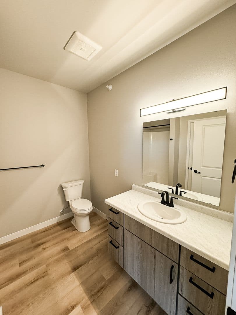 Fargo Apartment: 4400/ 4420 Calico Dr S