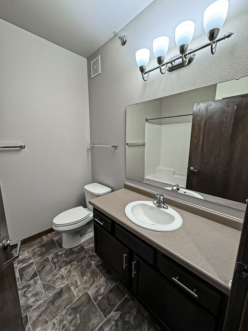 Fargo Apartment: 4400/ 4420 Calico Dr S