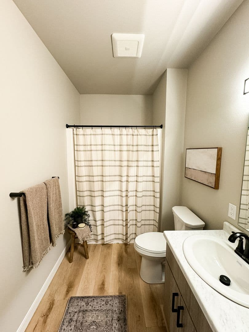 Fargo Apartment: 4400/ 4420 Calico Dr S