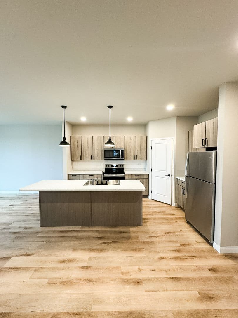 Fargo Apartment: 4400/ 4420 Calico Dr S