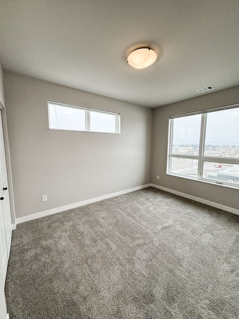 Fargo Apartment: 4400/ 4420 Calico Dr S