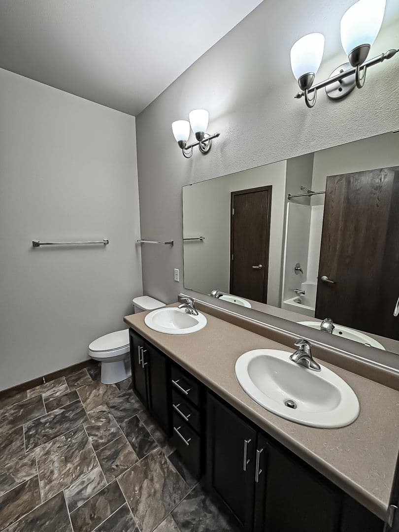 Fargo Apartment: 4400/ 4420 Calico Dr S