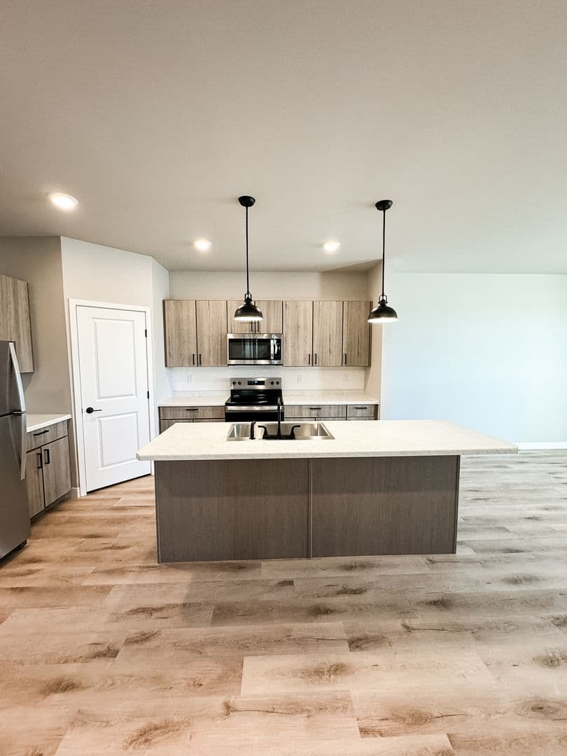 Fargo Apartment: 4400/ 4420 Calico Dr S
