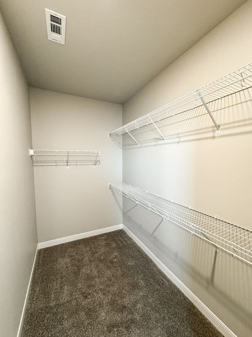 Fargo Apartment: 4400/ 4420 Calico Dr S