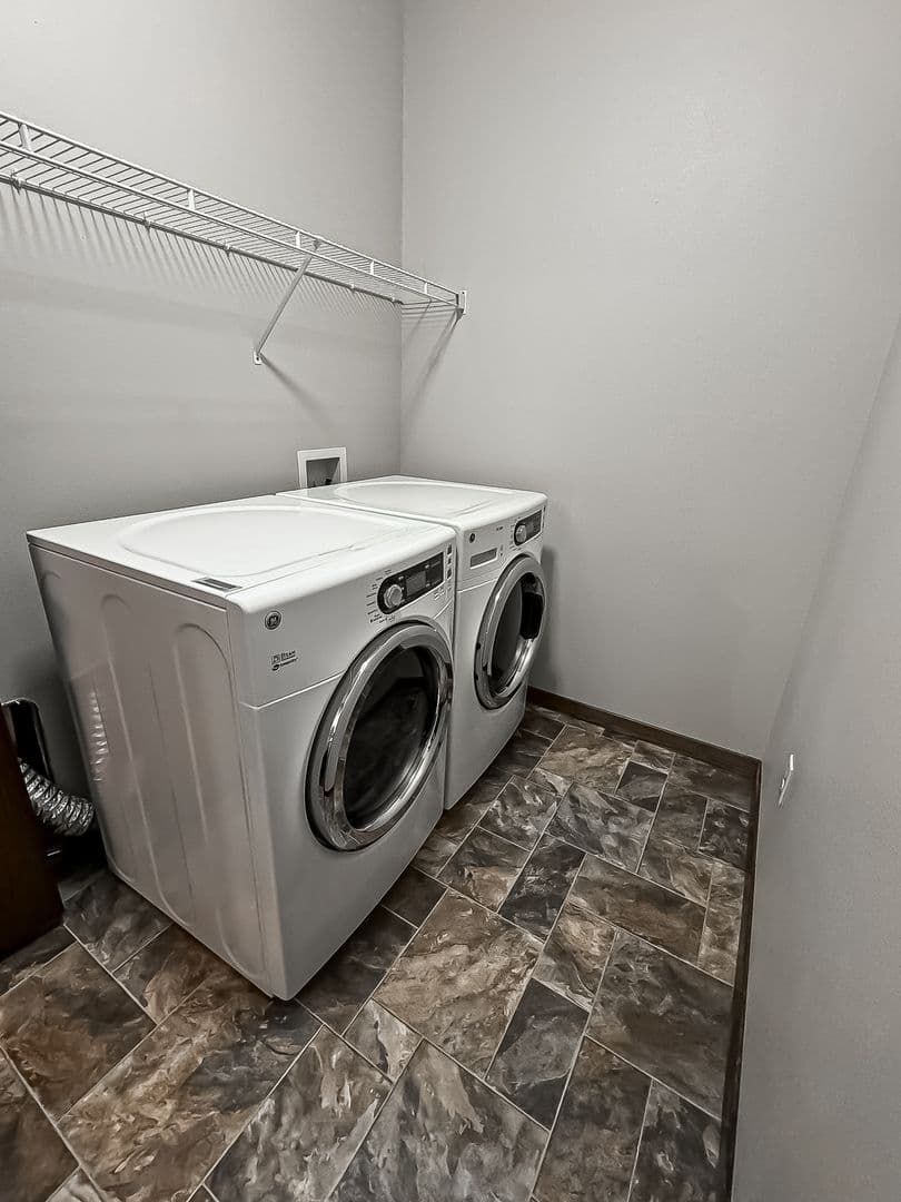 Fargo Apartment: 4400/ 4420 Calico Dr S
