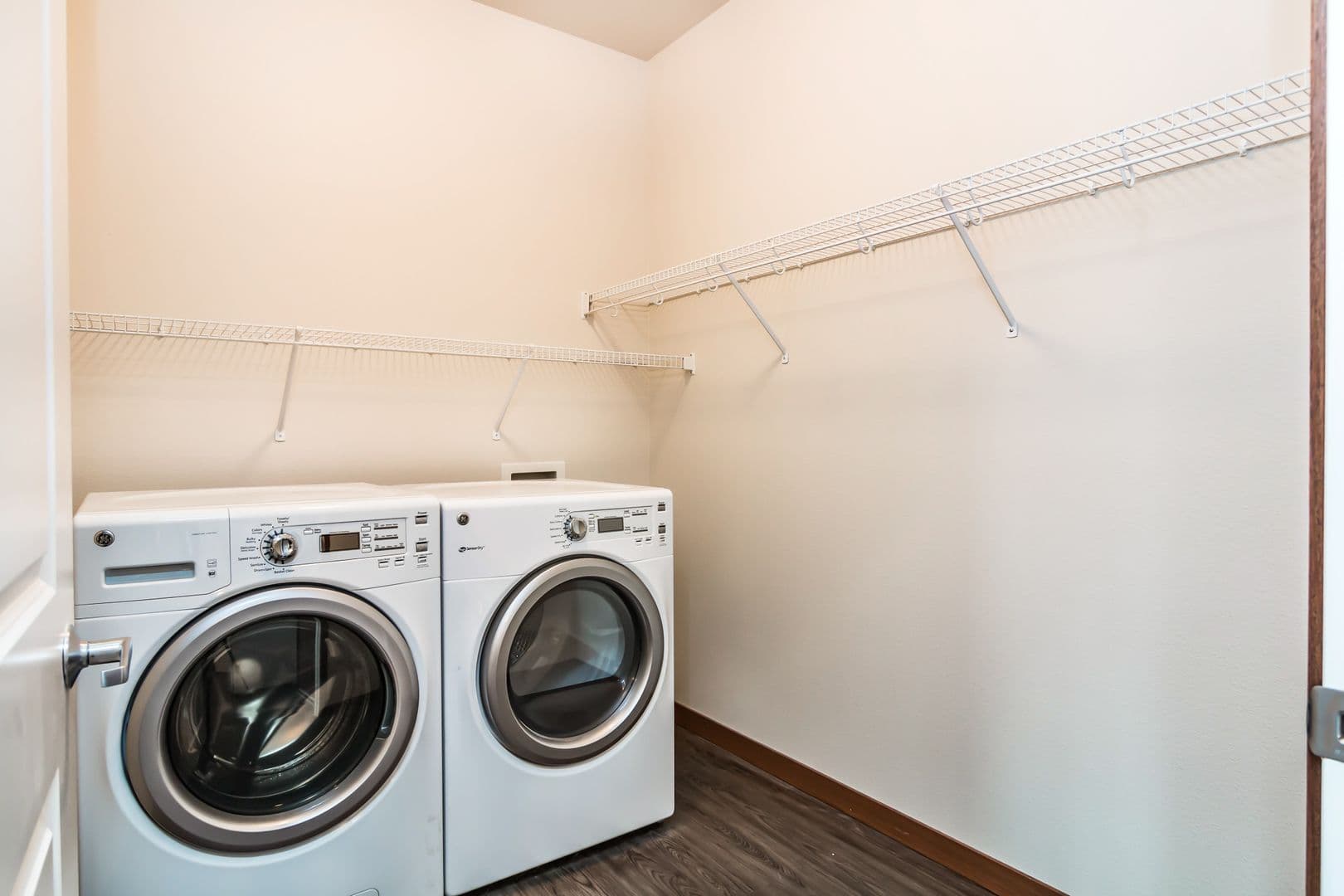 Fargo Apartment: 4400/ 4420 Calico Dr S