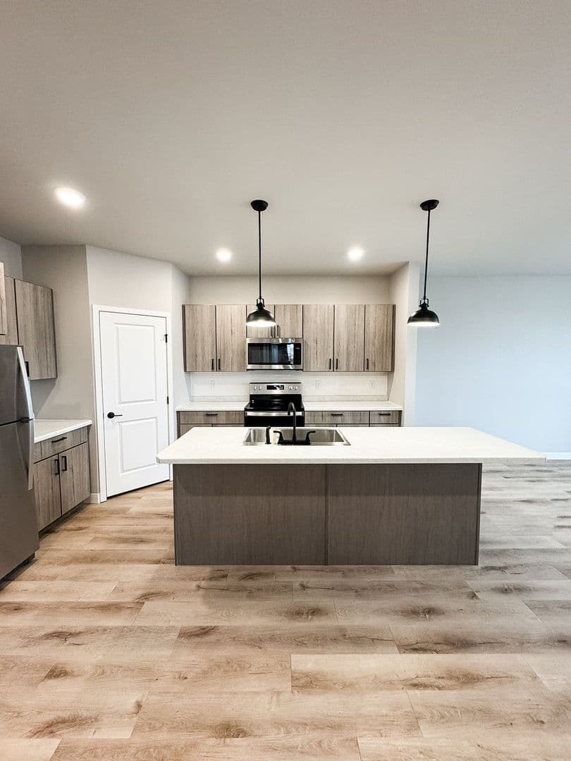 Fargo Apartment: 4400/ 4420 Calico Dr S