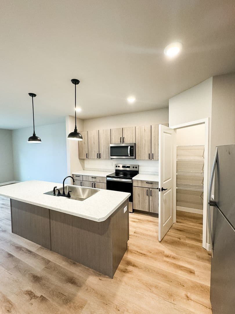 Fargo Apartment: 4400/ 4420 Calico Dr S