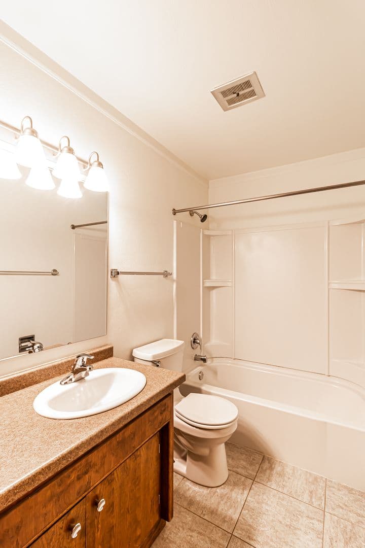 Fargo Apartment: 1120 16th St N